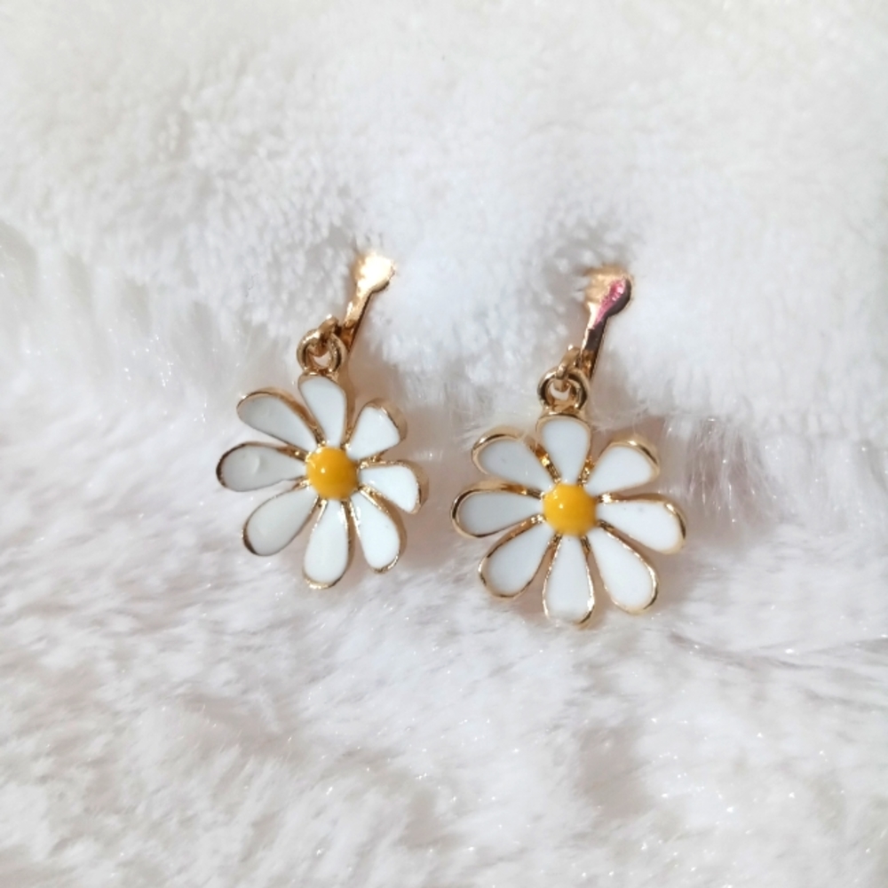 Daisy clip on earrings